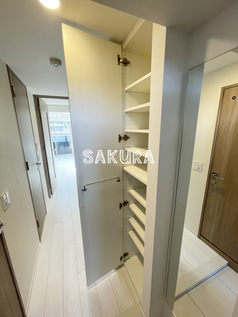 玄関　人感センサー付き・シューズボックス付き♪