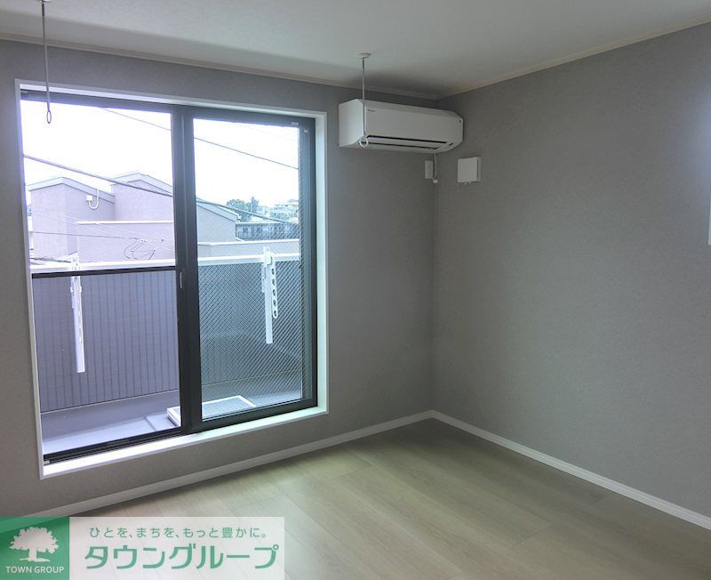 居室・リビング　洋室は広々6.2帖。黒を基調とした木目調の建具建材を使用し…