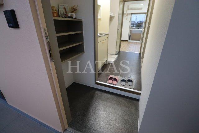 玄関　同物件別部屋です。