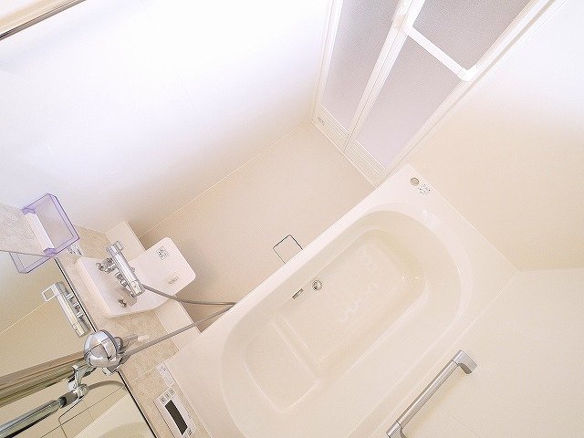 バス・シャワールーム　一坪風呂。足が伸ばせて日々の疲れを癒してくれます