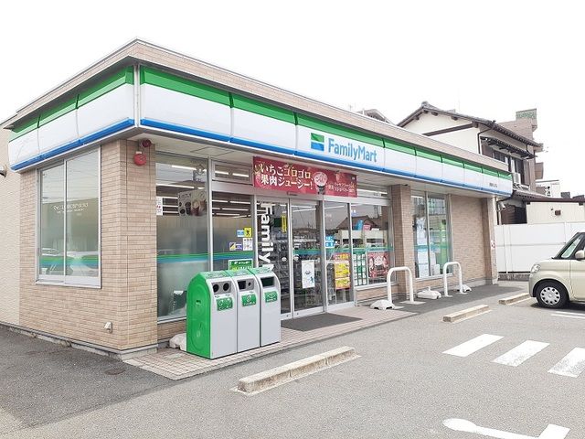 コンビニ　ファミリーマート（コンビニ）まで750m