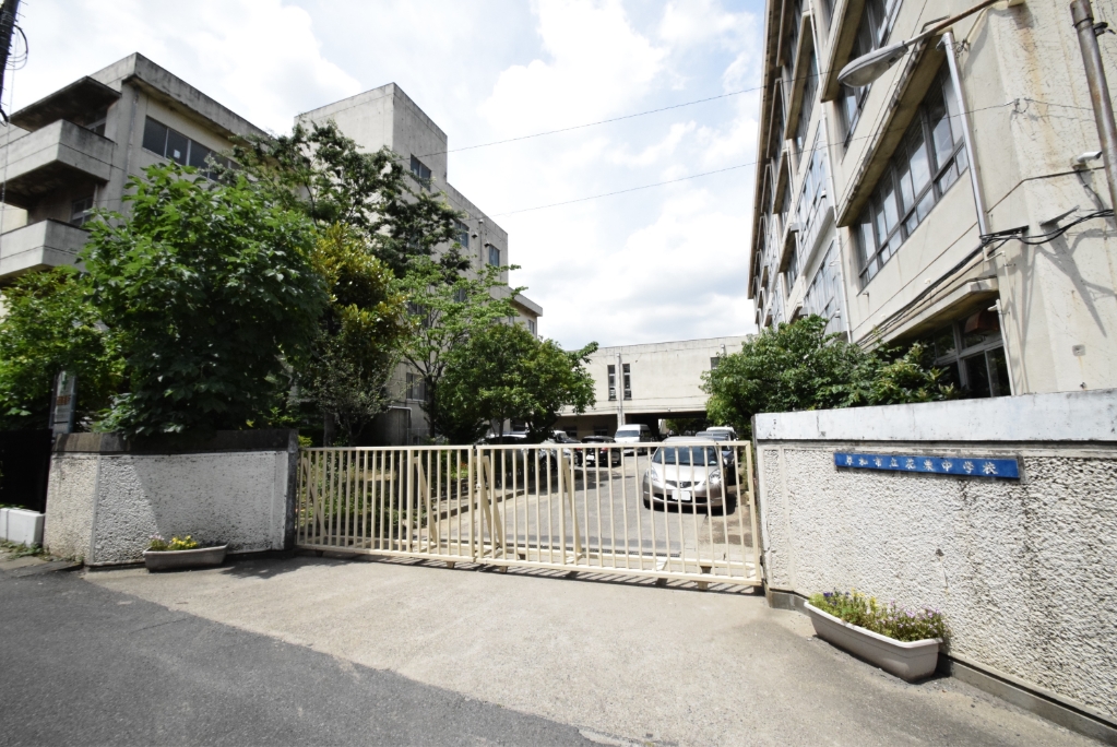中学校　草加市立花栗中学校（中学校）まで21m