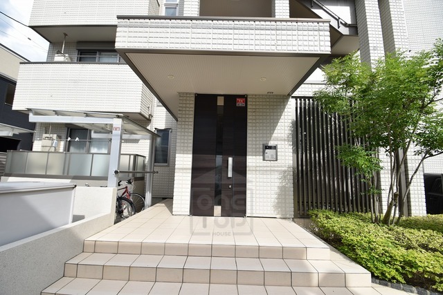 エントランス　オートロック付きの建物です。