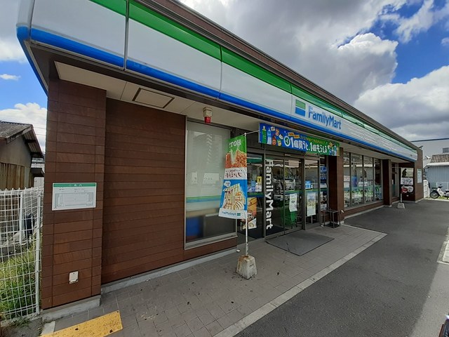 コンビニ　ファミリーマート様（コンビニ）まで152m