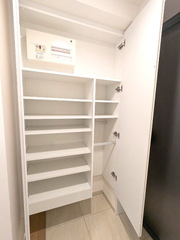 玄関　傘入れ付収納豊富なトールタイプのシューズBOXです