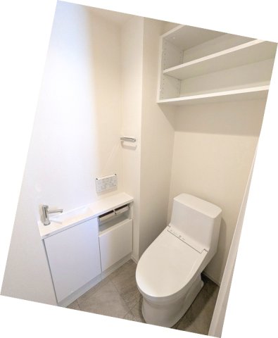 トイレ　洗面室と独立した温水洗浄便座です、手洗い下にはトイレブラシや
