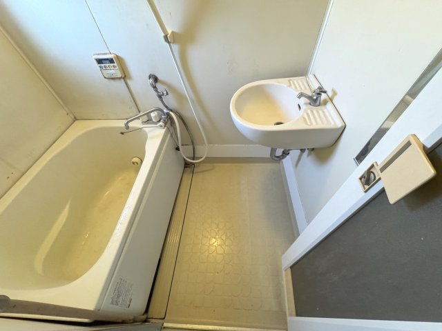 バス・シャワールーム　嬉しいバス・トイレ別※クリーニング前の写真です