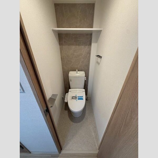 トイレ　落ち着いた色調のトイレです