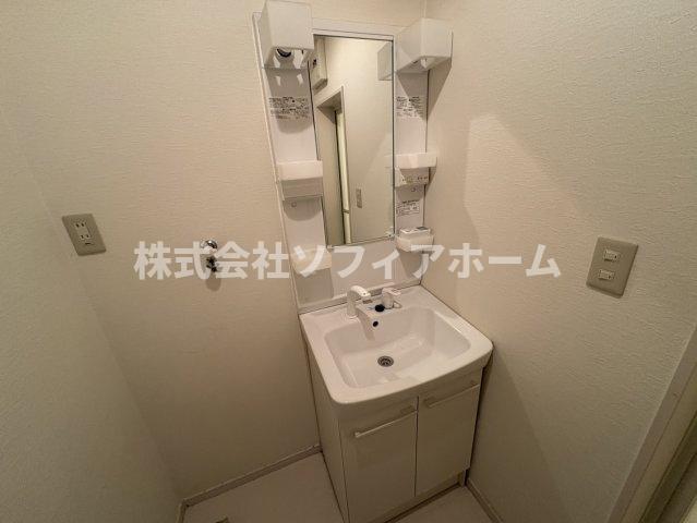洗面設備　お写真204号室の為配置が異なります。