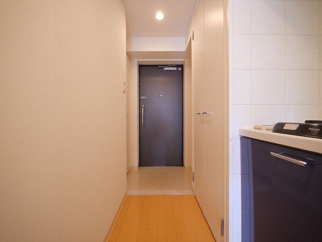 玄関　イメージとして同建物他部屋を表示しています
