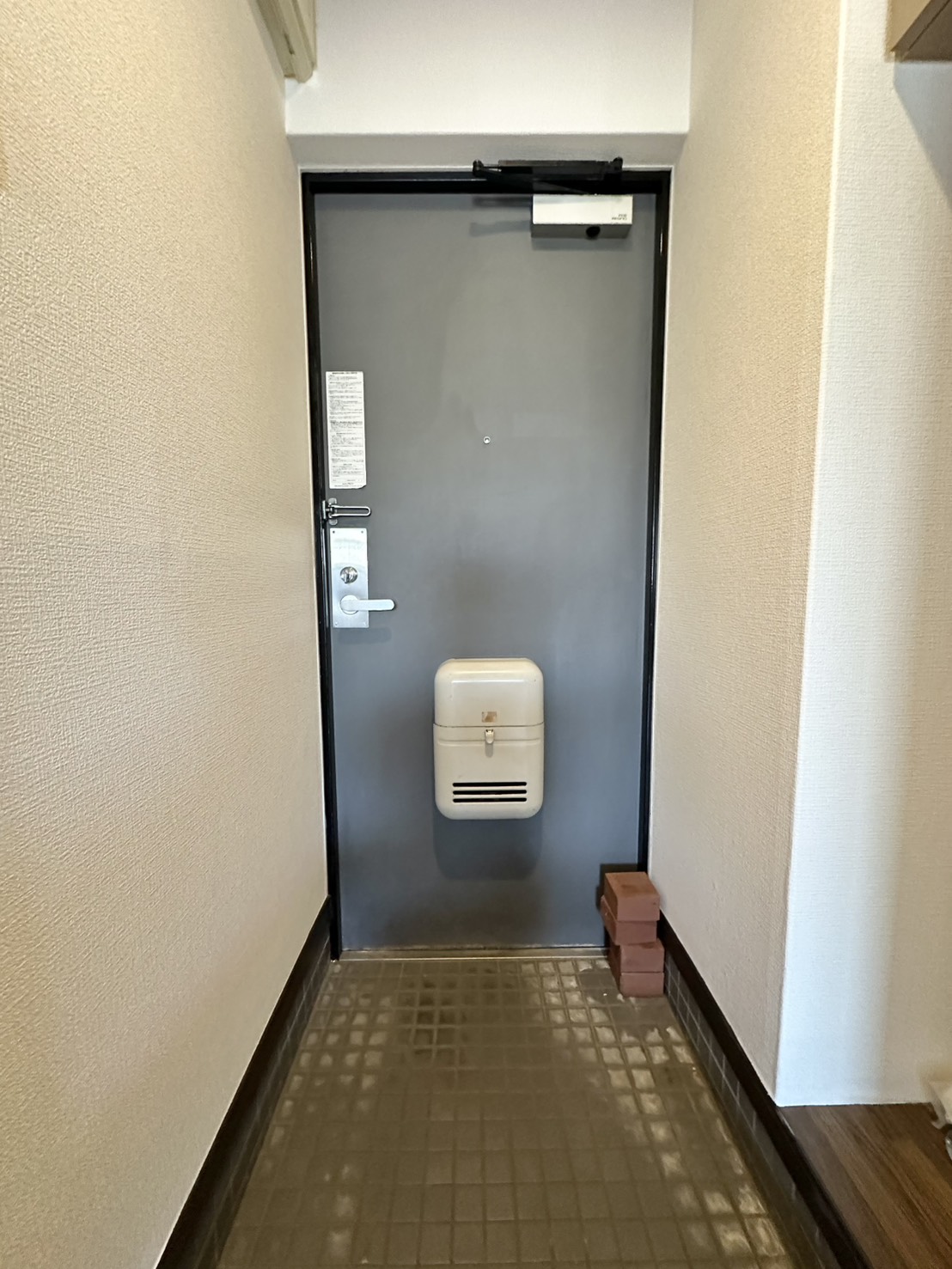 玄関　写真は別号室になります