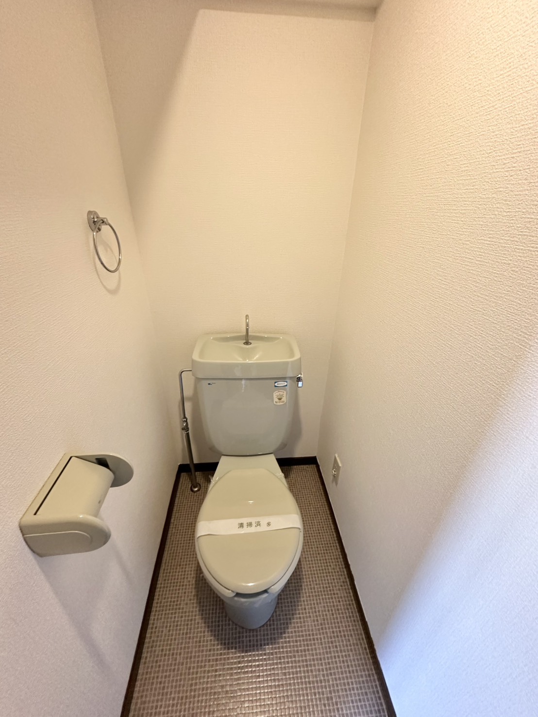 トイレ　写真は別号室になります