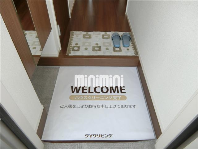玄関　玄関に下駄箱がついています