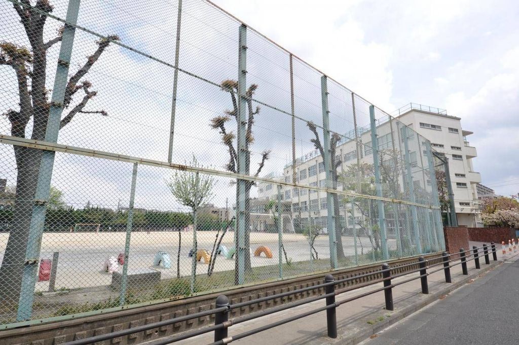 小学校　足立区立中川東小学校（小学校）まで590m