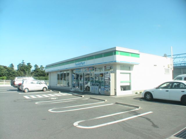 コンビニ　ファミリーマート（コンビニ）まで810m