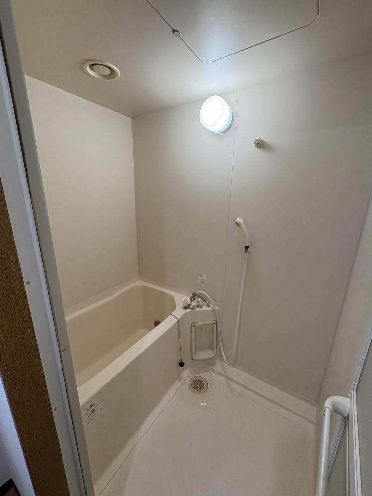 バス・シャワールーム　写真は別部屋です。現状優先します。