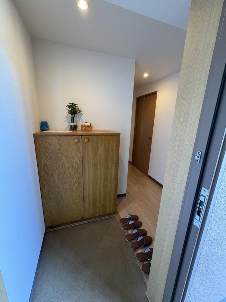 玄関　写真は別部屋です。現状優先します。