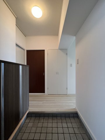 玄関　玄関にはシューズボックスあり