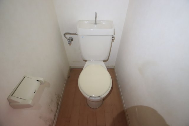 トイレ　※修繕前のお写真です。