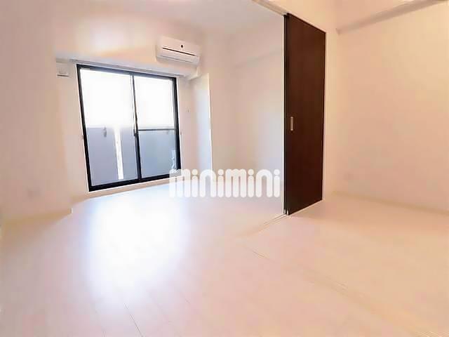 居室・リビング　＊反転タイプの部屋の写真です