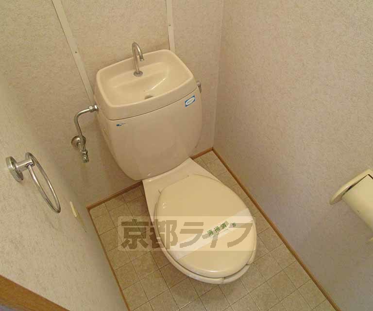 ＪＲ山陰本線 亀岡駅 徒歩17分 2階建 築32年のトイレ写真