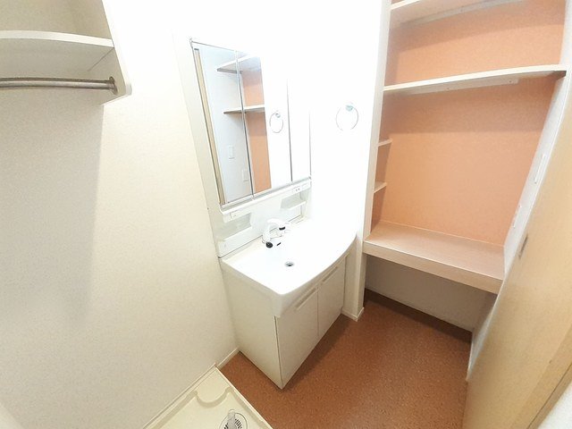 洗面設備　明るい洗面所です