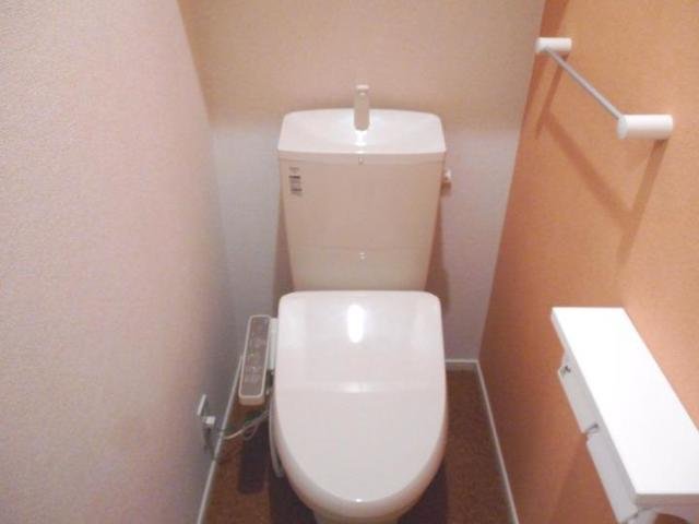 トイレ　落ち着いた色調のトイレです