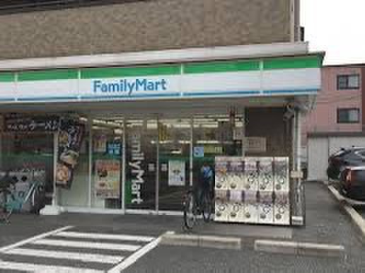 コンビニ　ファミリーマート（コンビニ）まで210m