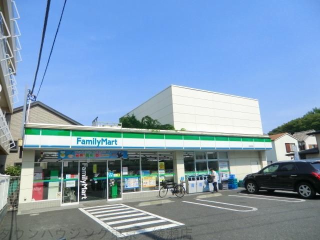 コンビニ　ファミリーマート（コンビニ）まで690m