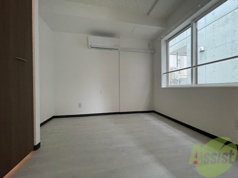 その他部屋・スペース　寝室はこちらです。光が差し込む、温かみのあるお部屋です。