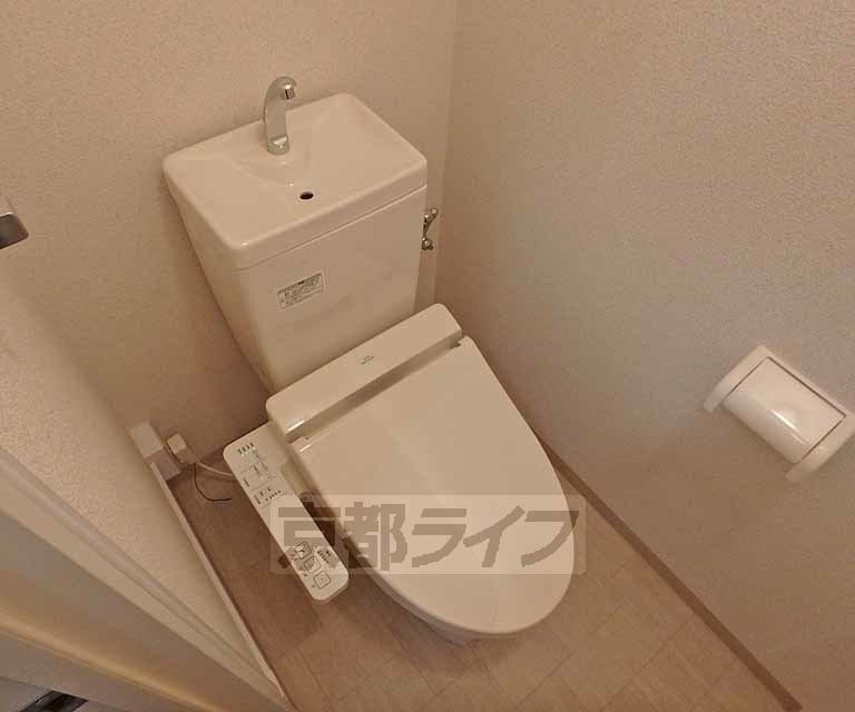 トイレ　ウォシュレット付き。清潔感のあるトイレです