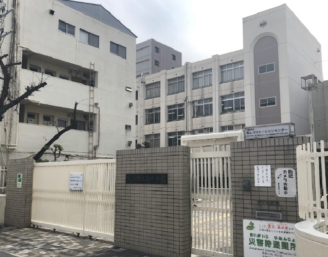 中学校　大阪市立西中学校（中学校）まで469m