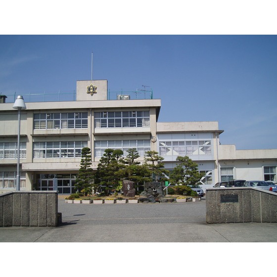 小学校　高岡市立木津小学校（小学校）まで777m