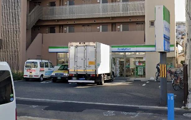 コンビニ　ファミリーマート（コンビニ）まで700m