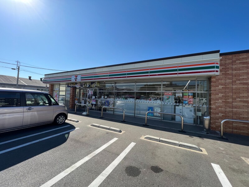 コンビニ　セブンイレブン古賀花鶴丘店（コンビニ）まで628m