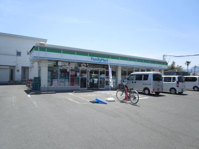 コンビニ　ファミリーマート（コンビニ）まで210m