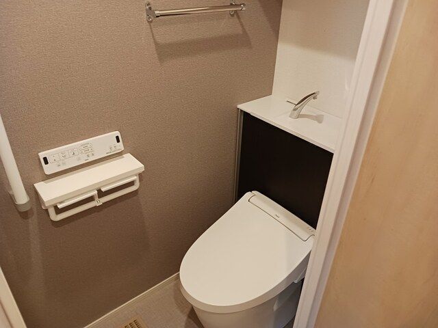 トイレ　同じ施工業者の別物件となります（現状を優先します）