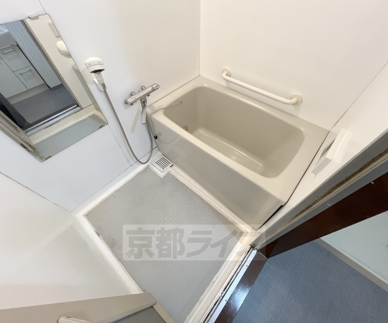 バス・シャワールーム　鏡の付いた便利なお風呂