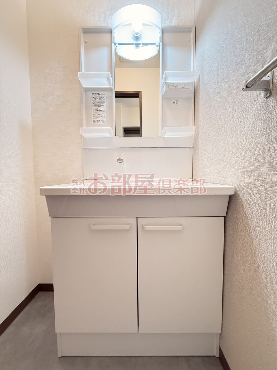 洗面設備　明るい洗面所です