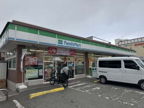 コンビニ　ファミリーマート 万代六丁目店（コンビニ）まで375m