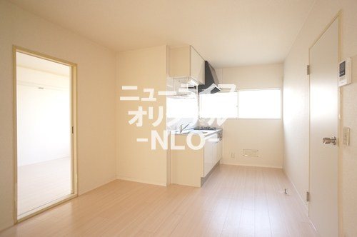 居室・リビング　11.8帖のLDKにリノベーション予定☆窓が大きく明るいキッ