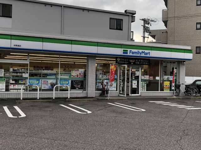コンビニ　ファミリーマート（コンビニ）まで190m