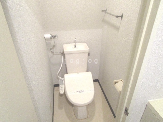 トイレ　嬉しい温水洗浄便座付きのトイレです。