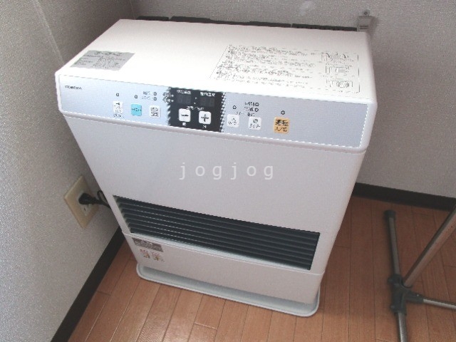 その他設備　冬はあったか灯油ストーブです。