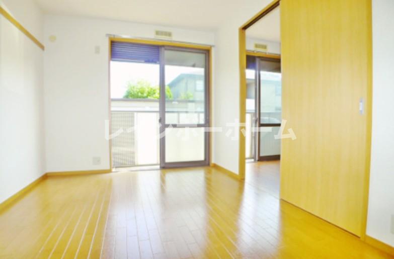 居室・リビング　こちらの居間で趣味の時間をお楽しみください