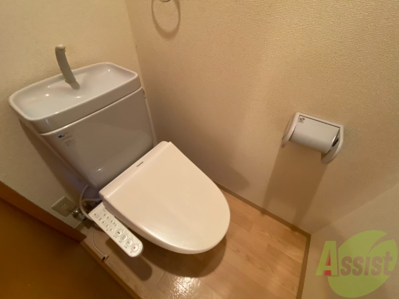 トイレ　温水洗浄便座なので快適に使用できそうですね。