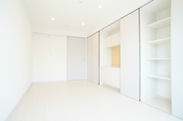 その他部屋・スペース　明るい色合いの床材を使用した居室空間です