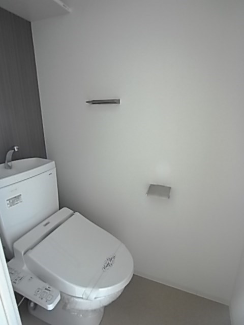 トイレ　落ち着いた色調のトイレです
