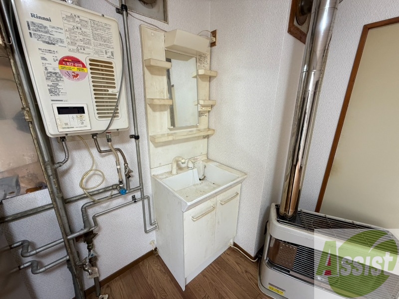 洗面設備　独立洗面台です。大きくてよいですね。シャンプーもできます。