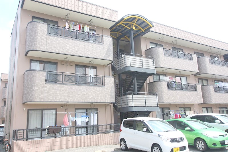 建物外観　鉄骨造でずっしりとした作りです☆